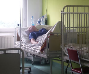 Rzucał w policjantów nożem, został postrzelony