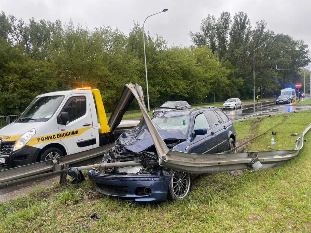 Trójka rannych po wypadku na Wale Miedzeszyńskim. „Popisywał się, próbował driftować”