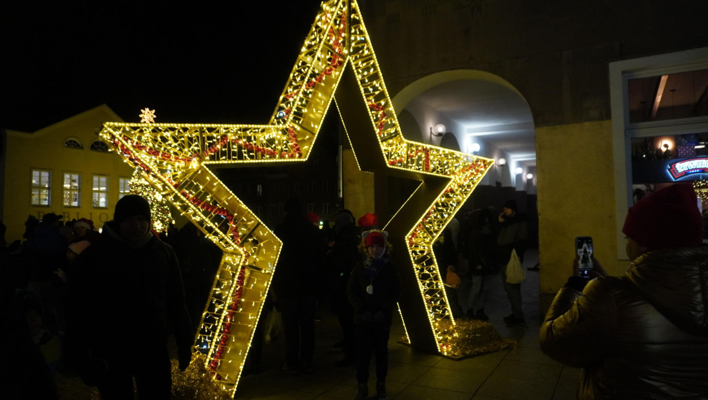 Olsztyn rozświetliły świąteczne iluminacje. Stare Miasto i centrum zachwycają!