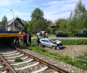 Na przejeździe kolejowym w Szalowej samochód wpadł pod drezynę