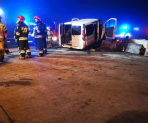 Kamieńsk: WYPADEK na Gierkówce! Bus UDERZYŁ w betonowe bariery, 5 osób RANNYCH! [FOTO]