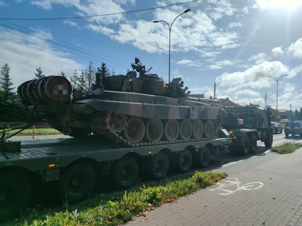 Czołg uszkodził znaki drogowe na Szosie Zambrowskiej w Łomży