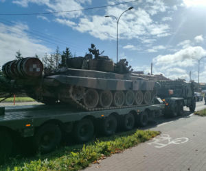 Czołg uszkodził znaki drogowe na Szosie Zambrowskiej w Łomży