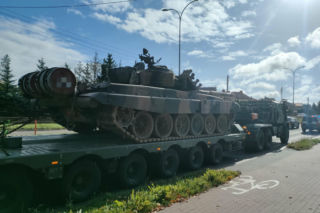 Czołg uszkodził znaki drogowe na Szosie Zambrowskiej w Łomży
