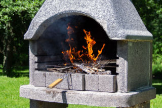 Poczęstunek pod chmurką, czyli warto mieć grill w ogrodzie. Jaki wybrać?