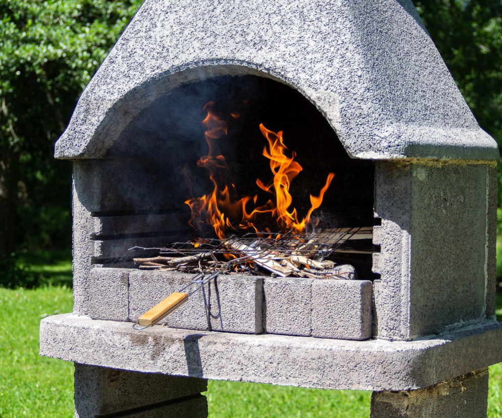 Grill przenośny czy stacjonarny kominek z rusztem?