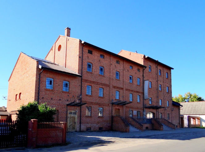 To najmłodsze miasto w województwie łódzkim. Zachwyca najpiękniejszym rynkiem w regionie