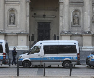 Policja pod kościołami w Warszawie