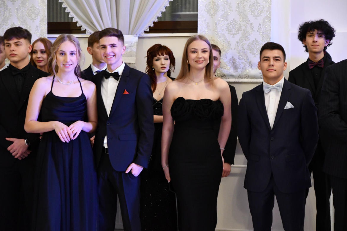 Studniówki 2025: Bal III Liceum Ogólnokształcącego w Starachowicach