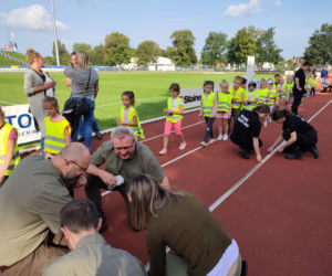 Biją rekord Polski w układanie monet 5-cio złotowych.