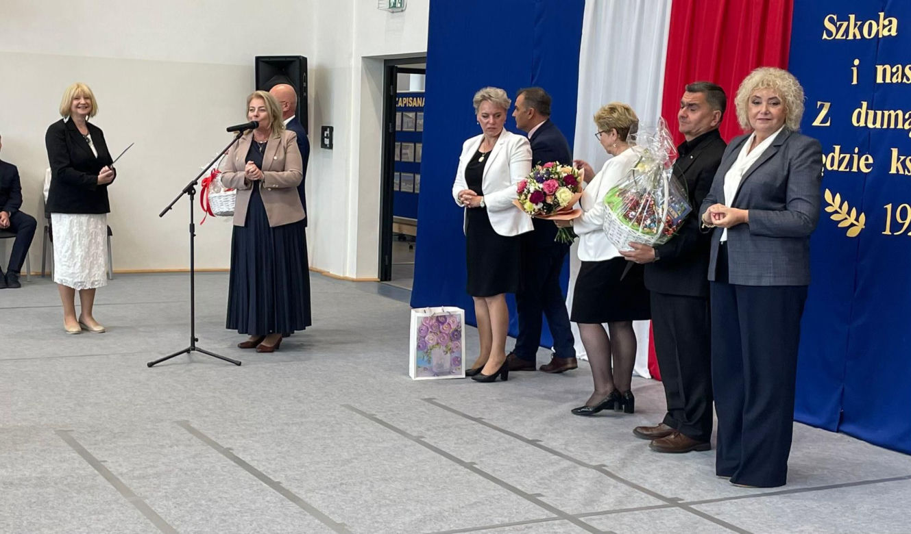 Pierwsza Dama uczciła z uczniami 100 lat od nadania imienia Stefana Batorego Szkole Podstawowej w Liwie