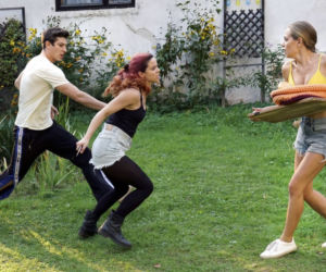 Barwy szczęścia, odcinek 1993. Mia (Maria Ruddick), Justin (Jasper Sołtysiewicz), Oliwka (Wiktoria Gąsiewska)