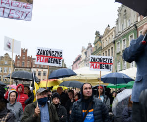 Marsz antycovidowców w Poznaniu. Protestujący: „Zakończyć PLANDEMIĘ! [ZDJĘCIA]