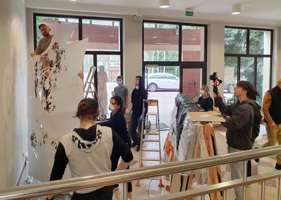 Uczniowie ZSP nr 1 stworzyli mural na ścianach szkoły. Grafika przedstawia patrona placówki