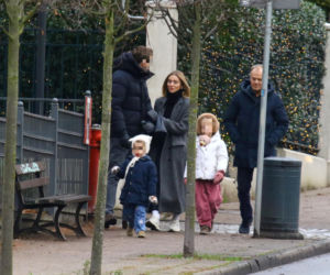 Donald Tusk z zięciem dźwigają gigantyczną choinkę. A za nimi drepcze Kasia z drugą. Wnusie premiera jak księżniczki