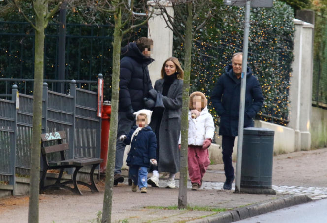 Donald Tusk z zięciem dźwigają gigantyczną choinkę. A za nimi drepcze Kasia z drugą. Wnusie premiera jak księżniczki