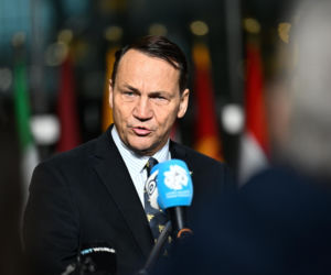 Minister spraw zagranicznych RP Radosław Sikorski przed posiedzeniem ministrów spraw zagranicznych państw NATO