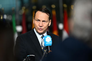 Minister spraw zagranicznych RP Radosław Sikorski przed posiedzeniem ministrów spraw zagranicznych państw NATO