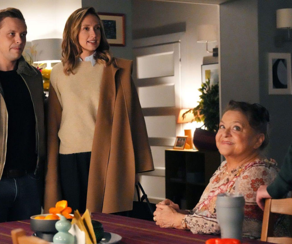 Zadowolona Lucyna (Grażyna Zielińska) siedzi przy stole, obok niej Daniel (Marcin Bikowski) i Asia (Anna Gzyra) patrzą w bok, a syn Emila (Artem Malaszczuk) stoi tyłem, opierając się o krzesło. Widzowie Super Seriale dowiedzą się, jak Lucyna namiesza w życiu Pyrków.