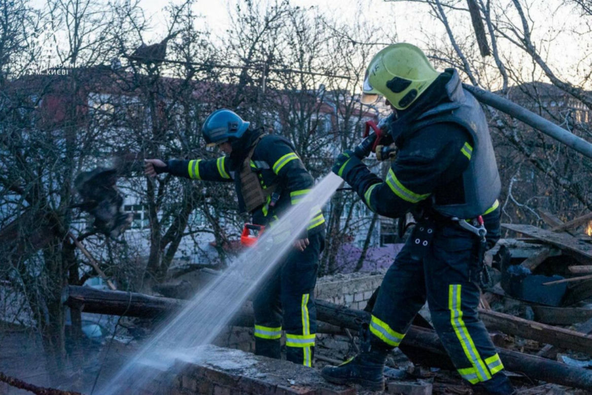 Wojna w Ukrainie. Zmasowany atak dronów na Kijów, są ranni