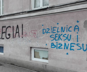 Coraz więcej symboli, napisów i obraźliwych haseł na praskich budynkach