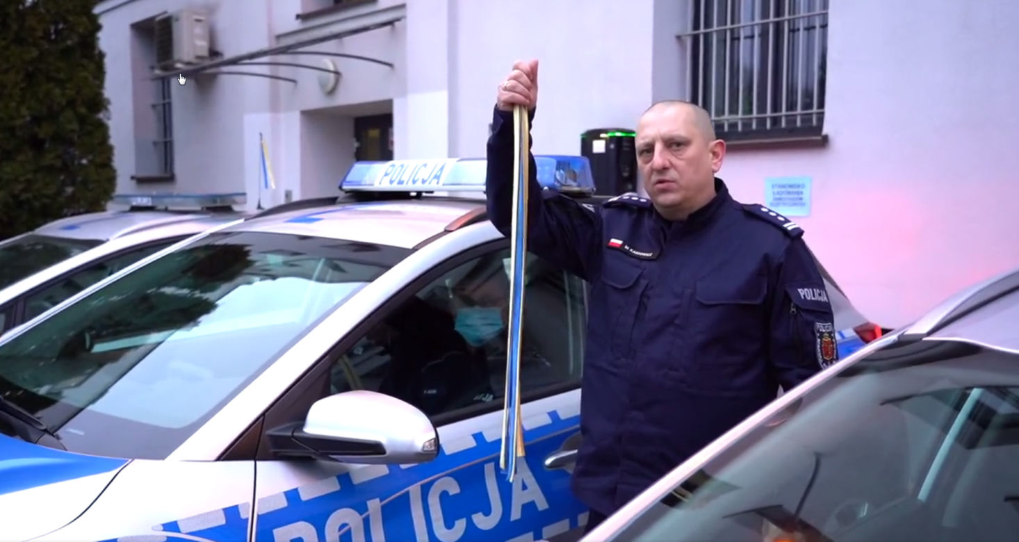 Zerwała ukraińskie wstążki, teraz przeprasza. Film ze skruszoną policjantką obiega internet