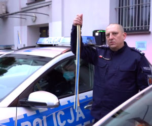 Zerwała ukraińskie wstążki, teraz przeprasza. Film ze skruszoną policjantką obiega internet