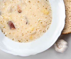 Zalewajka na maślance z podsmażanym czosnkiem. Ta wersja jest delikatniejsza niż klasyczna, ale smakuje jeszcze lepiej