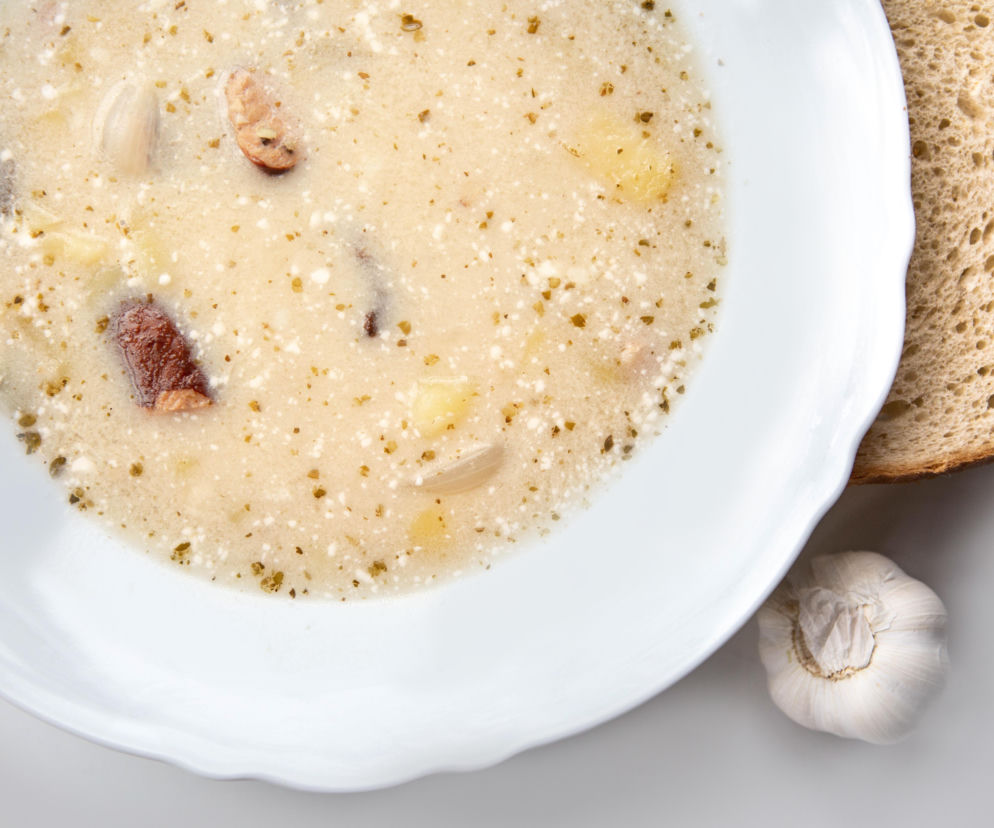 Zalewajka na maślance z podsmażanym czosnkiem. Ta wersja jest delikatniejsza niż klasyczna, ale smakuje jeszcze lepiej