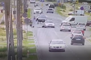 Wyszków. Potworne starcie rowerzystki z kierowcą na skrzyżowaniu [WIDEO]