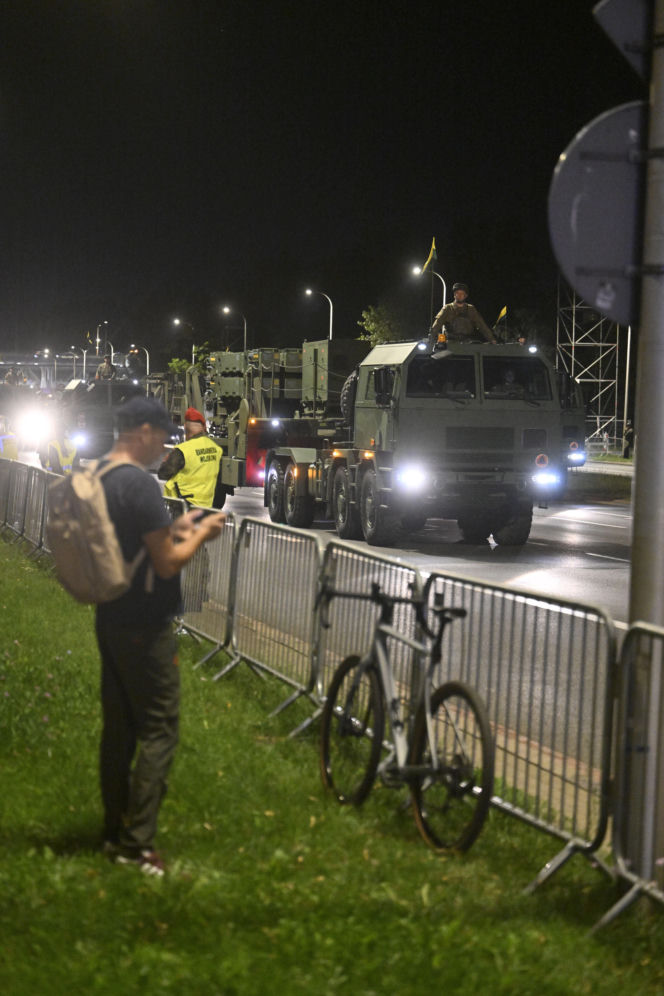 Nocna próba defilady wojskowej w Warszawie