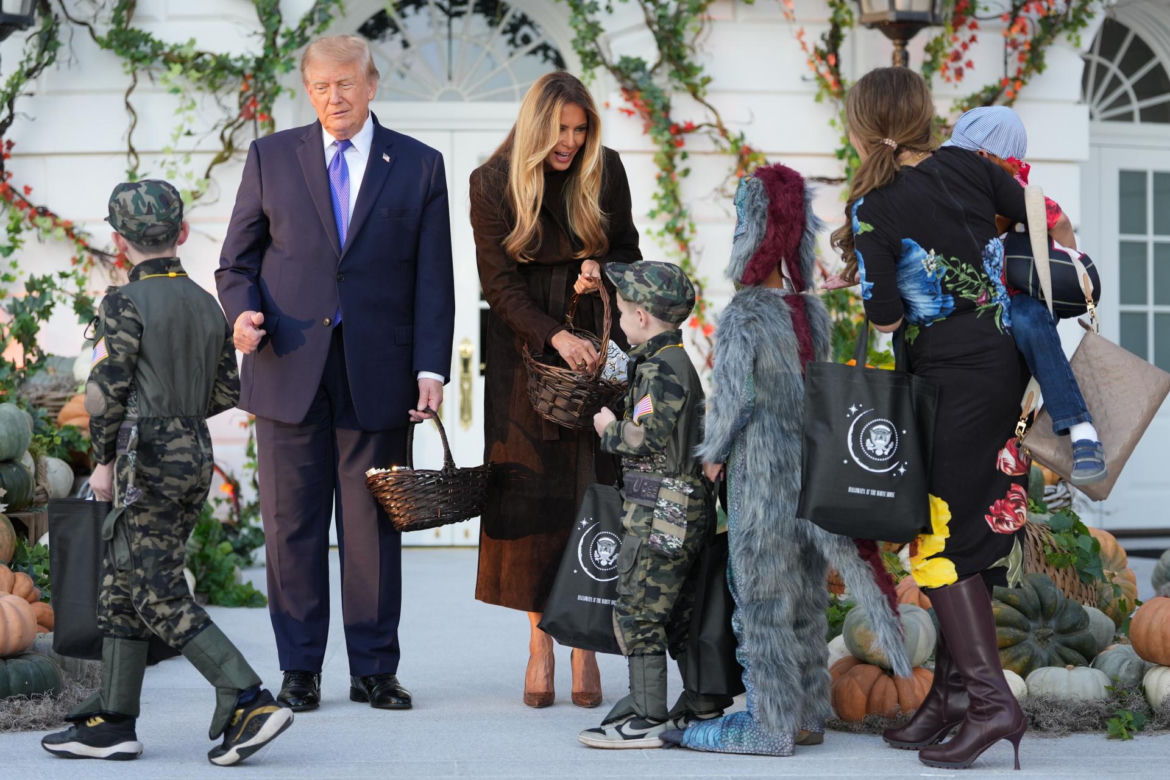 Cukierek albo psikus! Trump zaskoczył pod Białym Domem