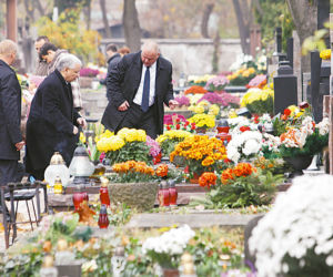 Politycy odwiedzili groby bliskich