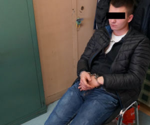 Antyterroryści w domu złodziei samochodów. Zobacz, jak wyglądała akcja