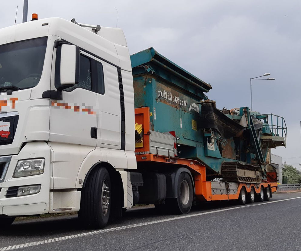 Za szeroki i za długi transport uszkodził punkt poboru opłat na A4