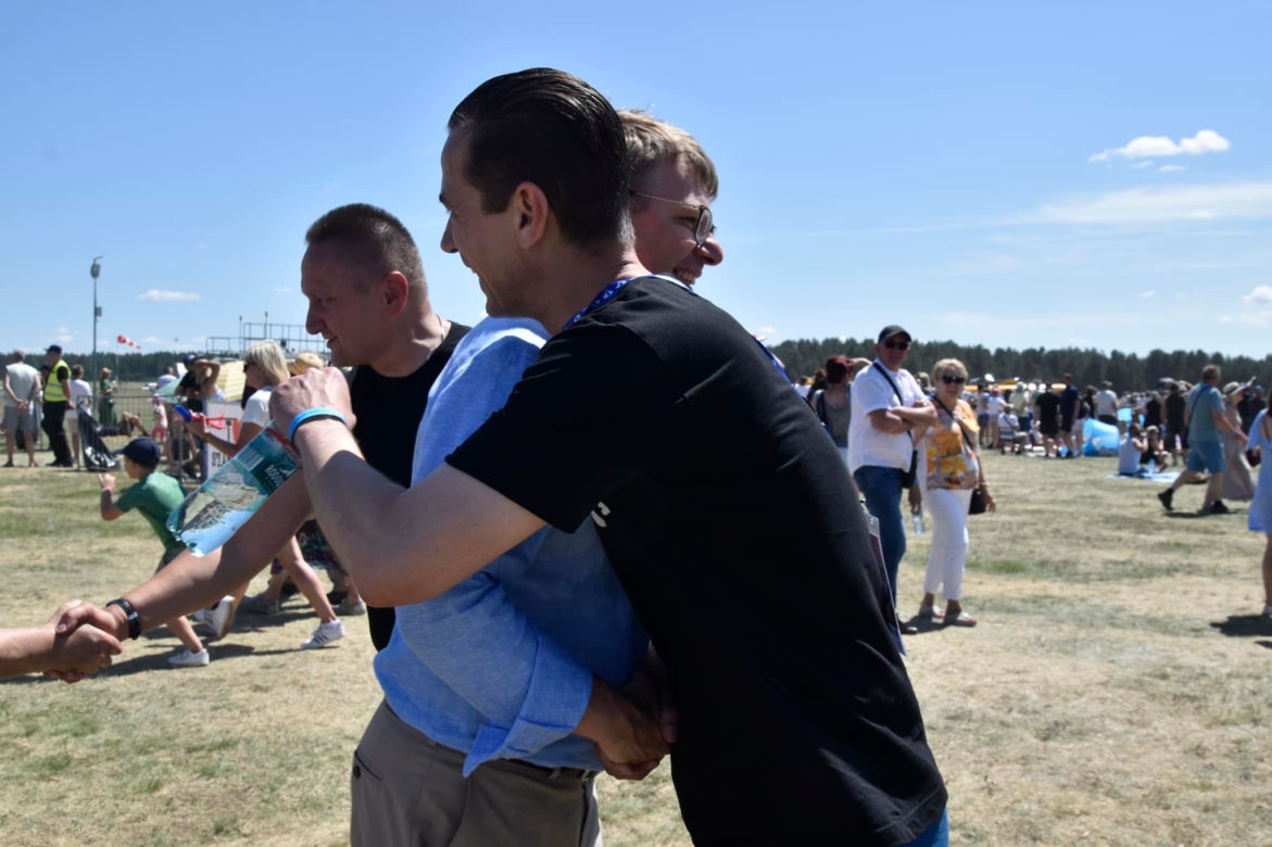 Rodzinny Piknik Lotniczy w Gryźlinach 2023. Lotnicy-akrobaci zachwycili publiczność