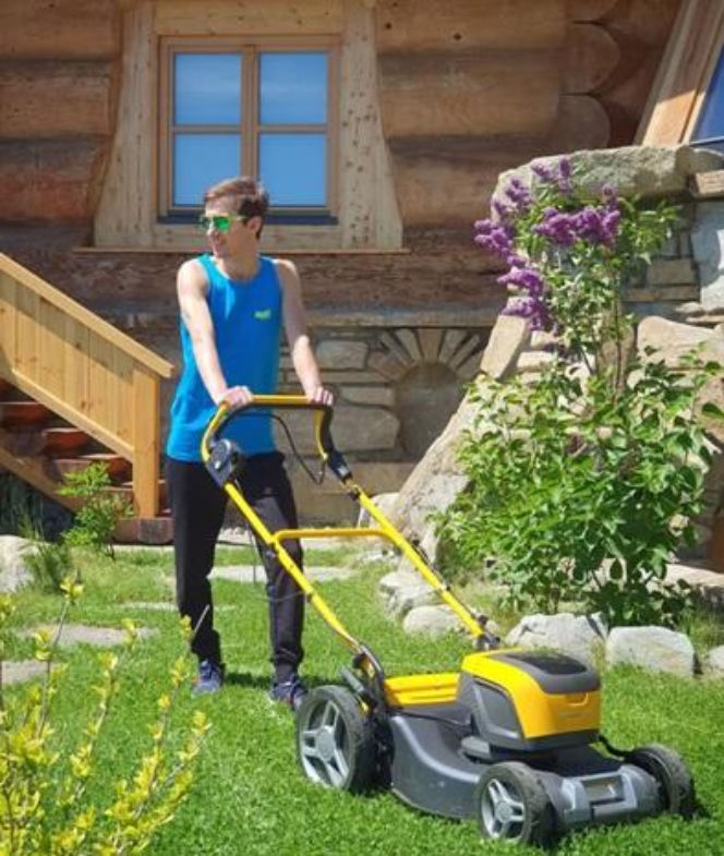 Kamil Stoch z kosiarką tym razem