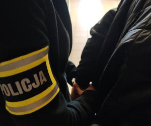 Łysy zbir rzucił się na 71-latkę pod bankiem! Bił kobietę pięścią w twarz, próbując okraść
