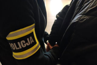 Łysy zbir rzucił się na 71-latkę pod bankiem! Bił kobietę pięścią w twarz, próbując okraść