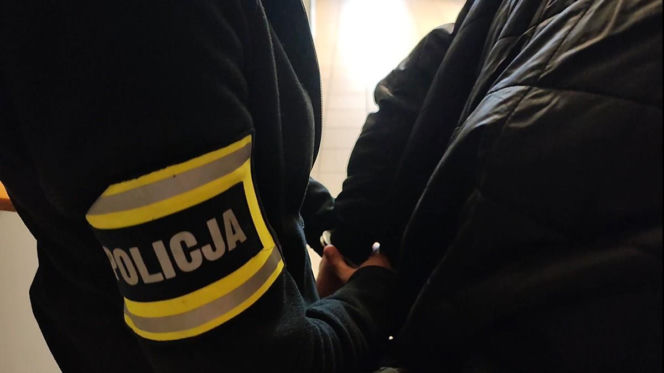 Łysy zbir rzucił się na 71-latkę pod bankiem! Bił kobietę pięścią w twarz, próbując okraść