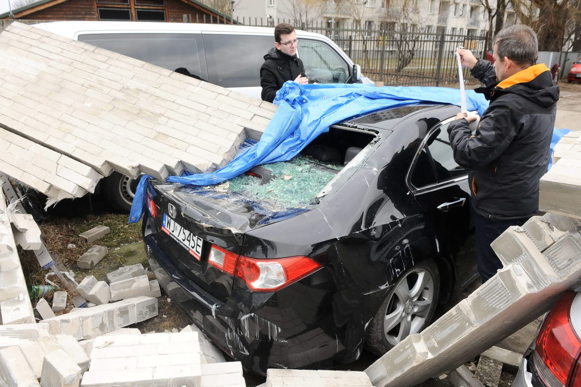 Wichura zniszczyła 21 aut
