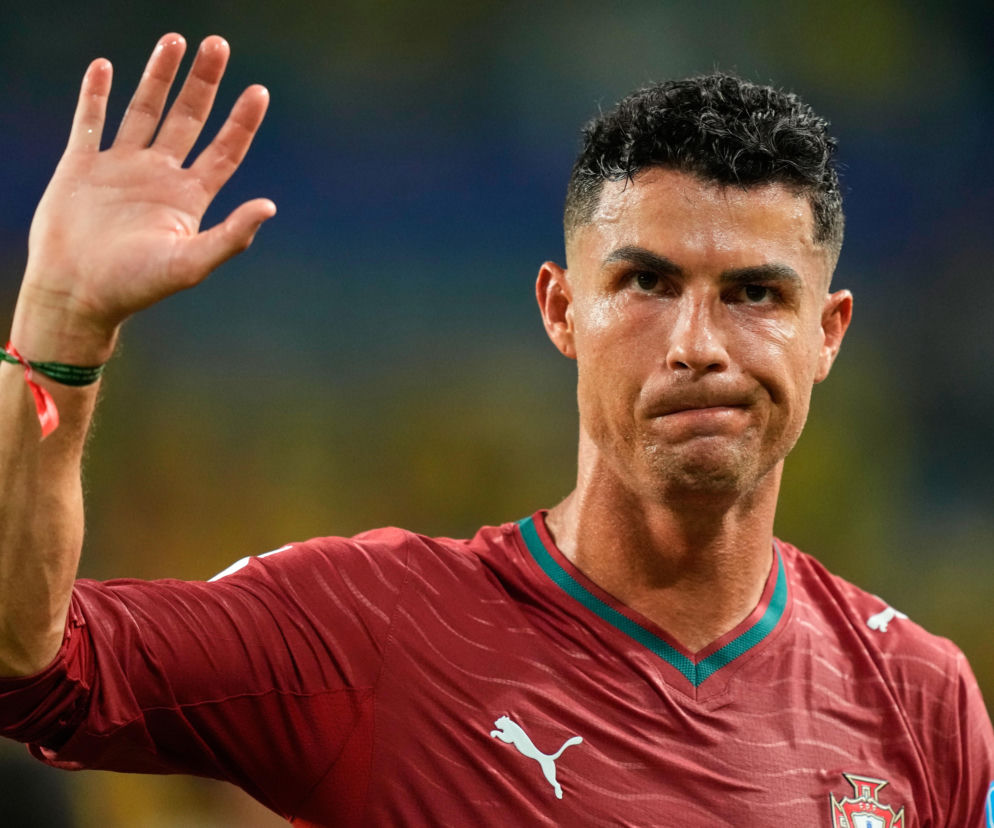 Piłkarz Cristiano Ronaldo z uniesioną dłonią i grymasem na twarzy. O jego słabym meczu przeczytasz na SE Supersport.