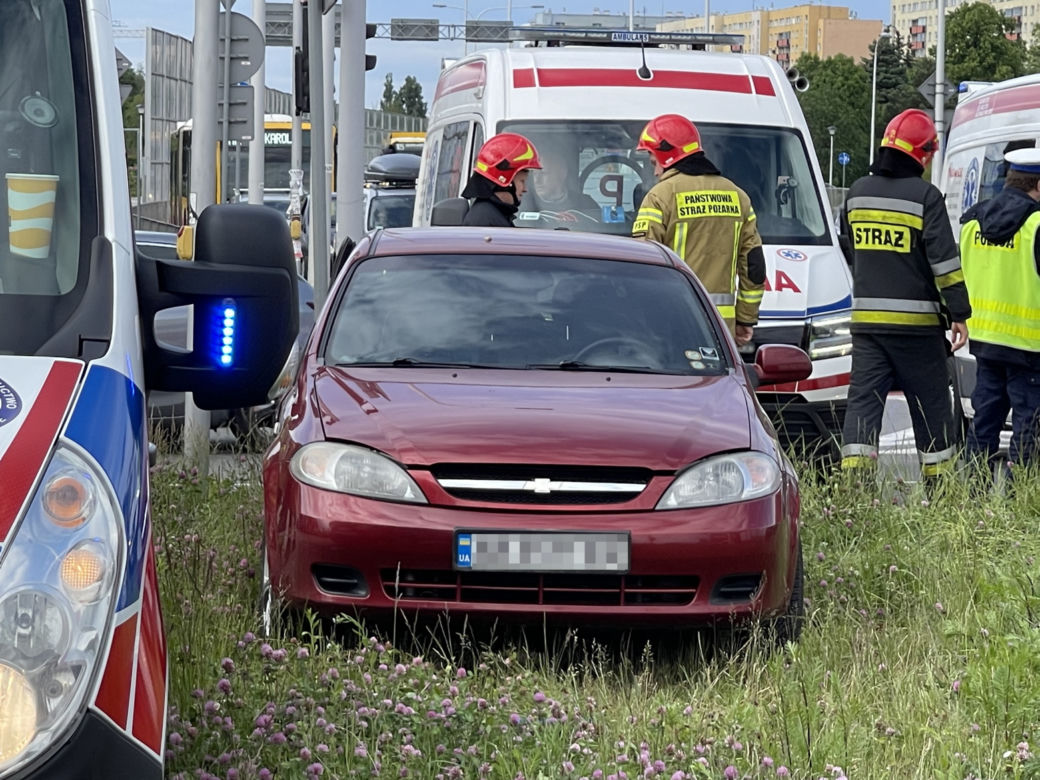  Kilkumiesięczne dziecko wyleciało przez okno samochodu. Przerażający wypadek na Bemowie