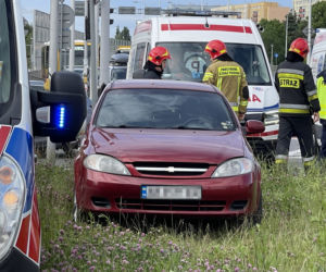  Kilkumiesięczne dziecko wyleciało przez okno samochodu. Przerażający wypadek na Bemowie
