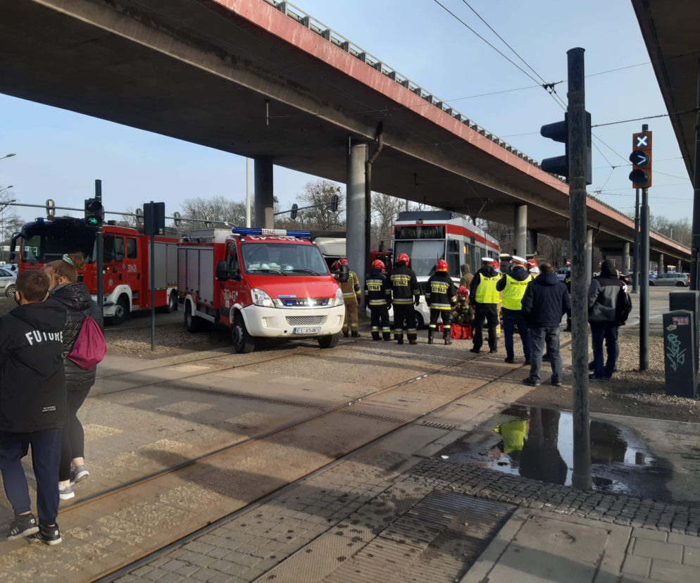 Groźny wypadek koło dworca Łódź Kaliska. Zderzenie osobówki z tramwajem ZDJĘCIA