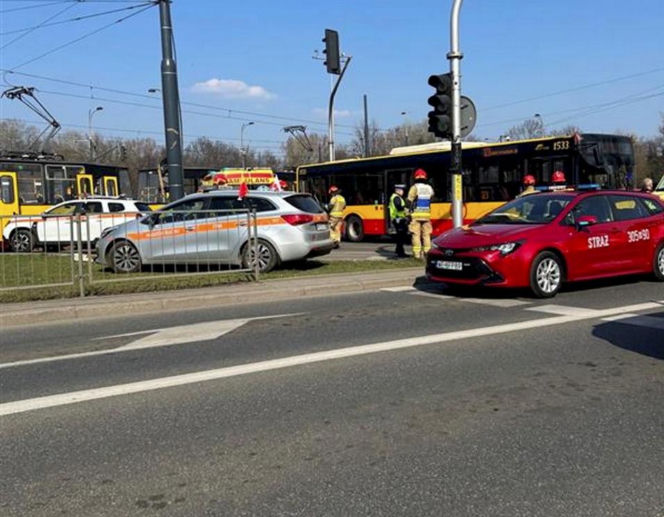 4 osoby ranne po zderzeniu autobusu z tramwajem na rondzie Waszyngtona w Warszawie