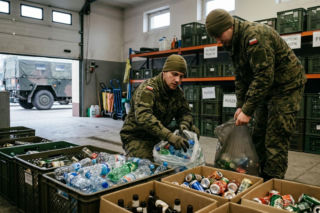 Wojsko zbiera butelki do systemu kaucyjnego