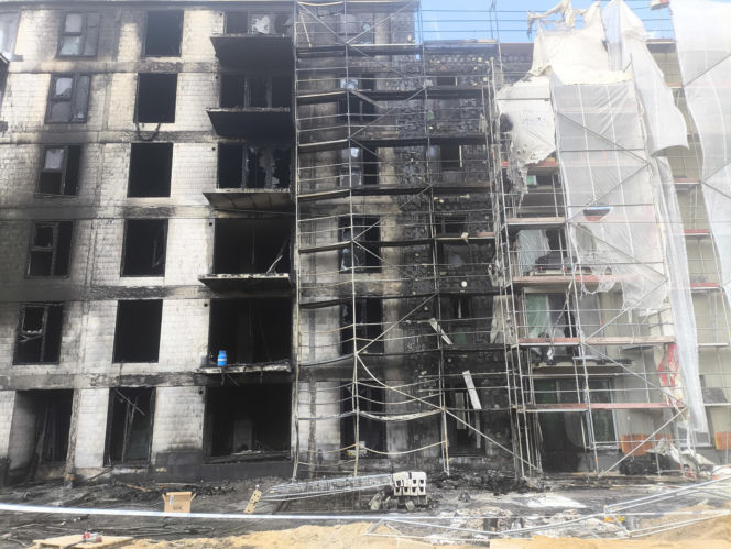 Tak wygląda plac budowy po gigantycznym pożarze w Warszawie. Mieszkańcy w szoku: „szkoda tych ludzi”