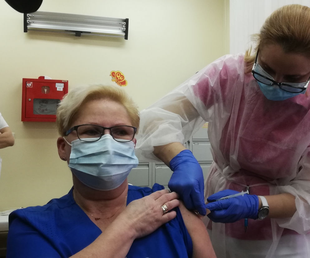 W Miliczu jako pierwszą zaszczepiono E. Pietrzak, pielęgniarkę epidemiologiczną z Milickiego Centrum Medycznego