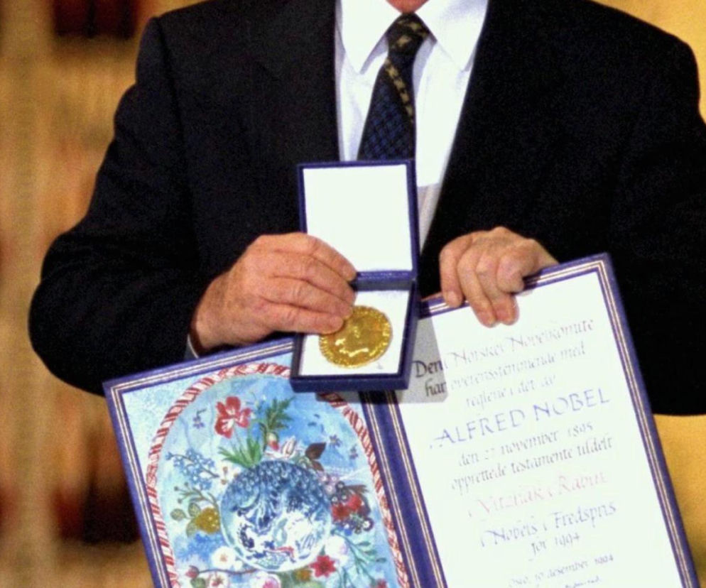 Dłonie osoby trzymającej złoty medal w etui oraz ozdobny dyplom Pokojowej Nagrody Nobla. O laureatce z 2026 roku czytaj w Eska.